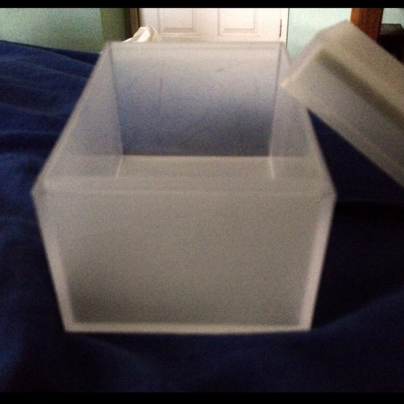 The crack in the DKNY BOX - Picture 4 of 6